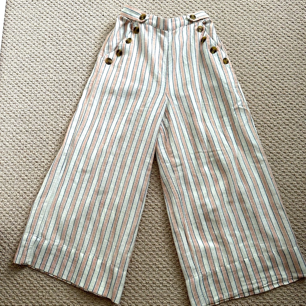 NEW WITH TAGS!!! Flowy American eagle striped pants with cute button detailing.